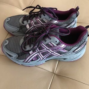 Woman’s ASICS athletic shoes 7.5